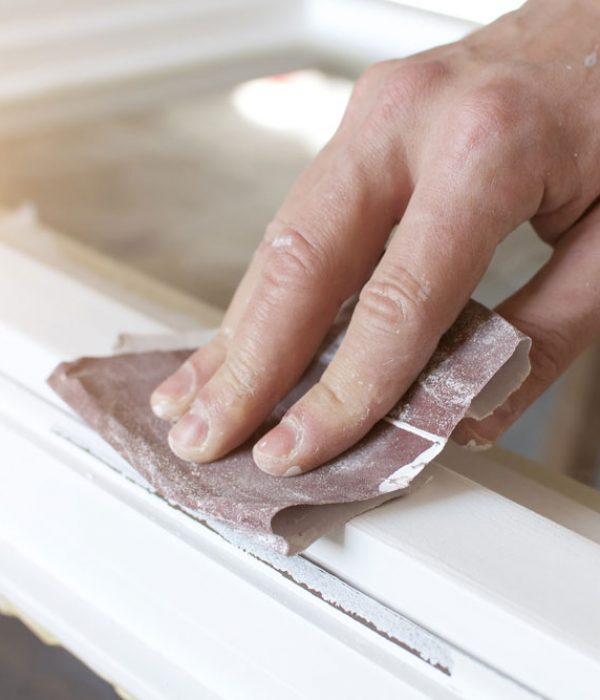 dettaglio levigatura legno finestra