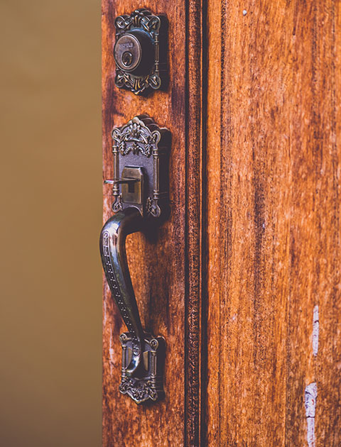 dettaglio porta in legno