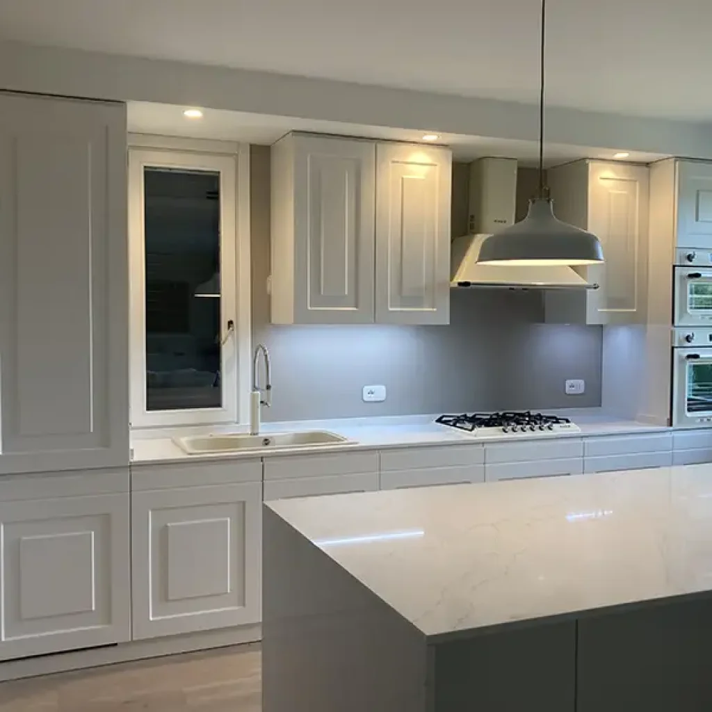 cucina a vista con isola top agglomerato quarzo