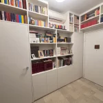 libreria angolare bianca su misura milano